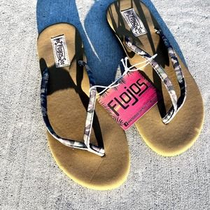 FLojos Women’s Camo flip flops, beach,  nwt summer sandle